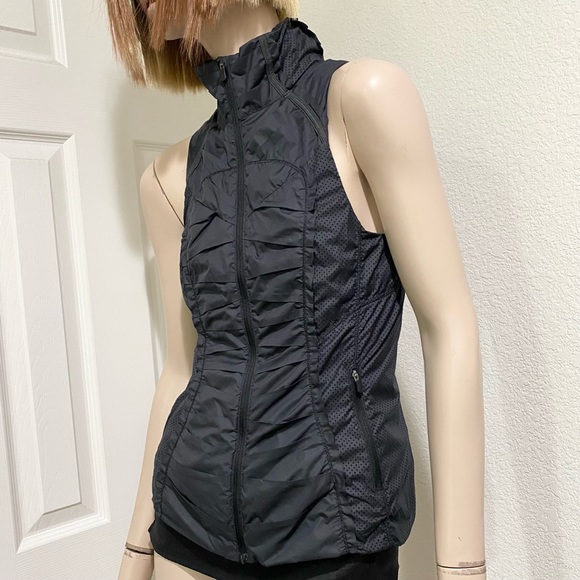 LULULEMON Black Lightweight Pleated Reflective Vest Size 4 - Picture 2 of 16